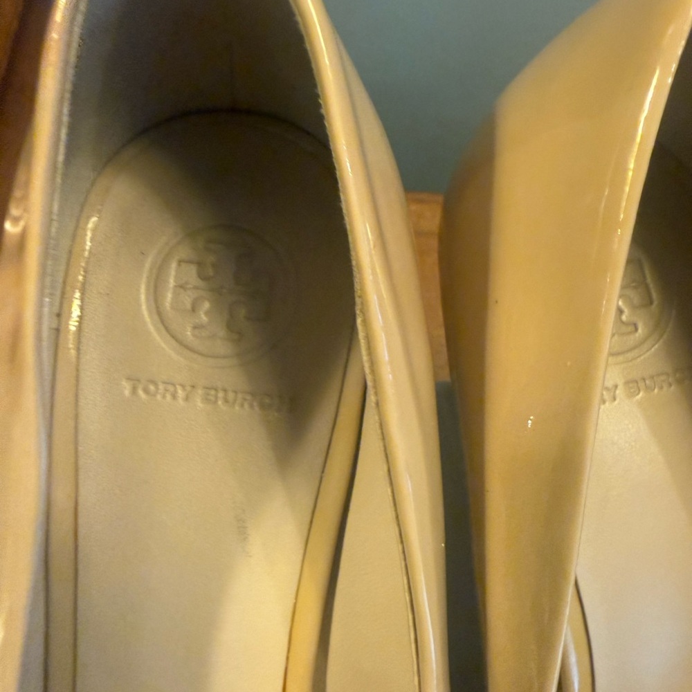 Tory Burch Patent Leather Tan Gold Peep-Toe Bow Wedges Size 7.5 - Picture 10 of 14